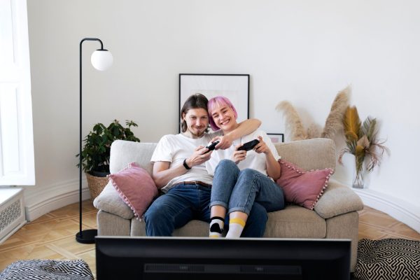 cute-couple-playing-videogames cute-couple-playing-videogames